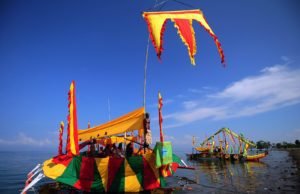 Guinakit sa Sugod Malapatan Fluvial Parade: A Sparkling Showcase at the 18th Pakaradyan Festival Guinakit sa Sugod Malapatan, Fluvial Parade, Pakaradyan Festival, Sarangani, Malapatan, Moro Community, Cultural Tradition, Festival, Philippine Festivals, Maguindanaon Culture, Traditional Boats, Cultural Celebration, Moro Boat Parade,